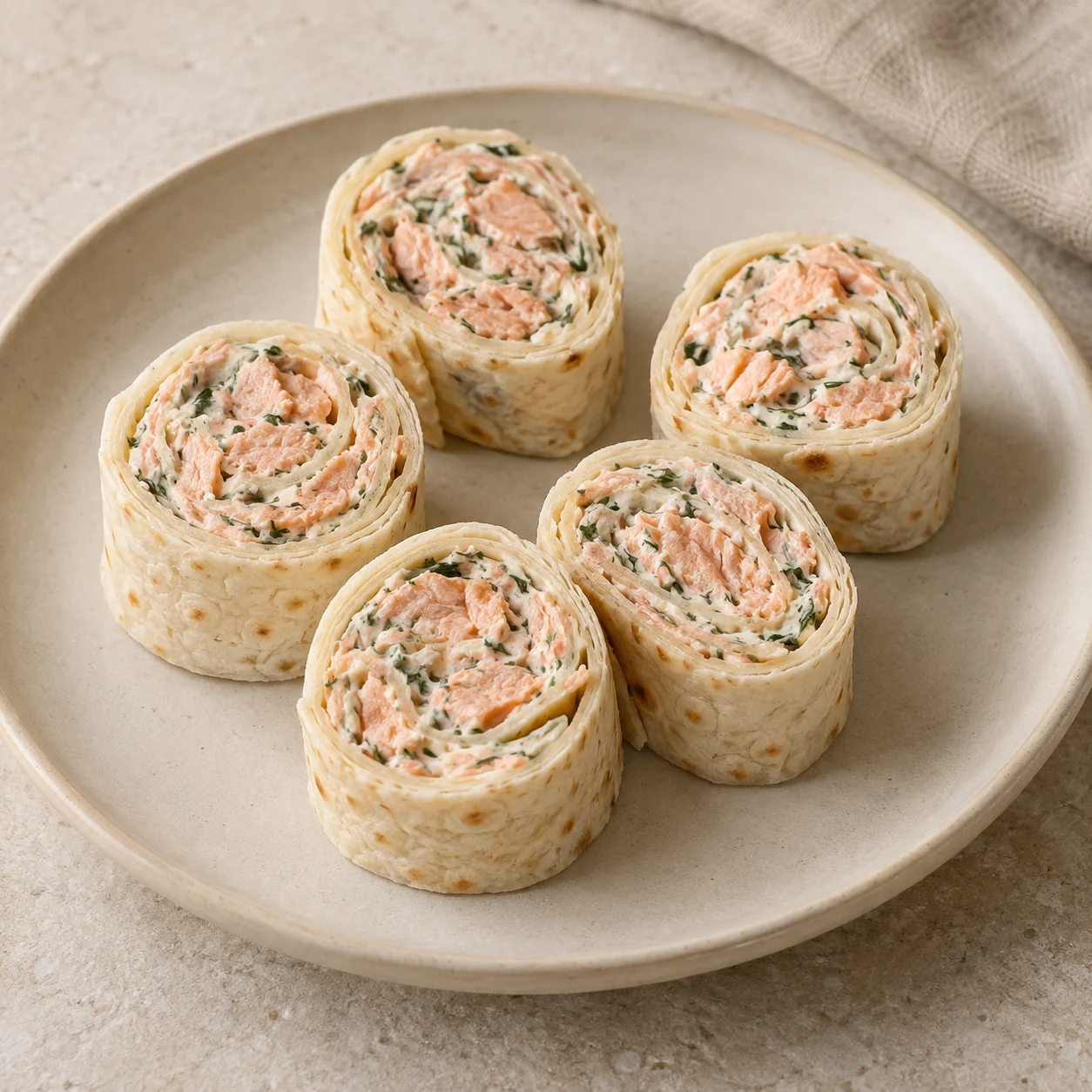Mini-wraps med laksesalat Produktillustration: Mini-wraps med laksesalat
